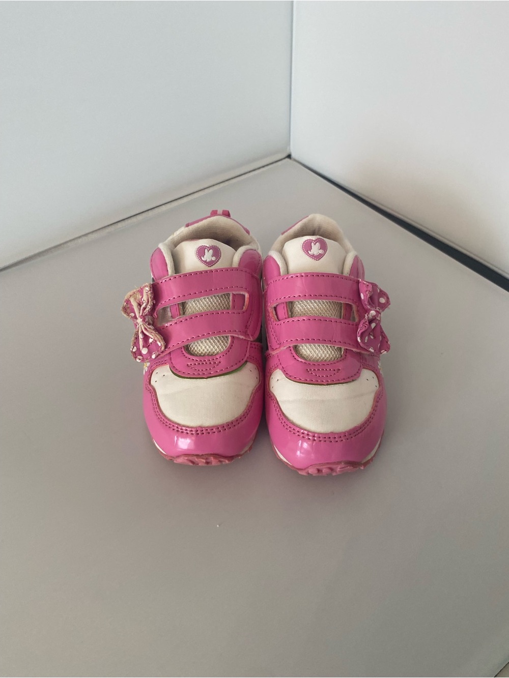 Disney Pink and white Toddler Velcro Sneakers with Bows size 8 Minnie Mouse